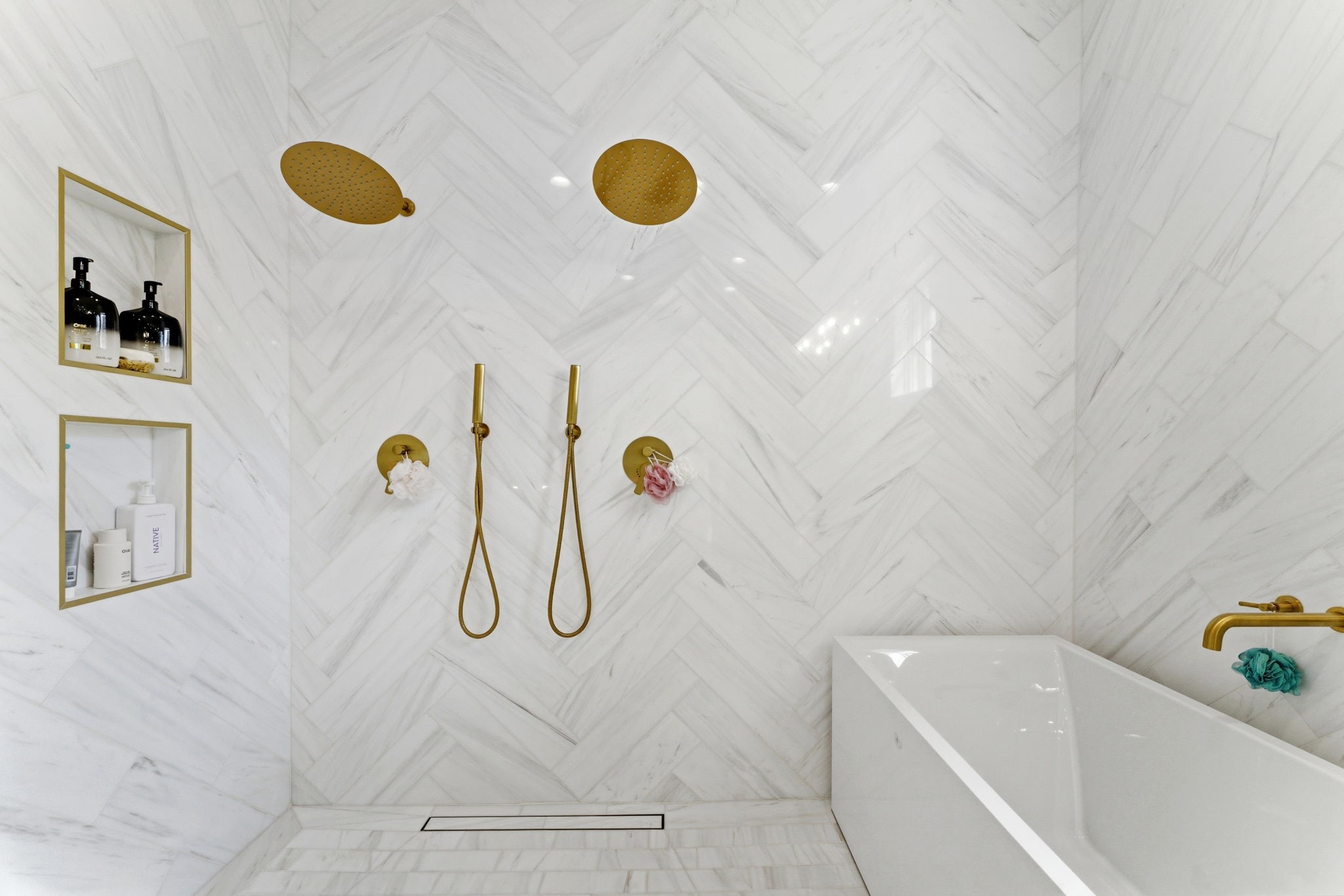 2211 Troon Road Houston, TX 77019 - Photo 35 of 44 a bathroom with a tub