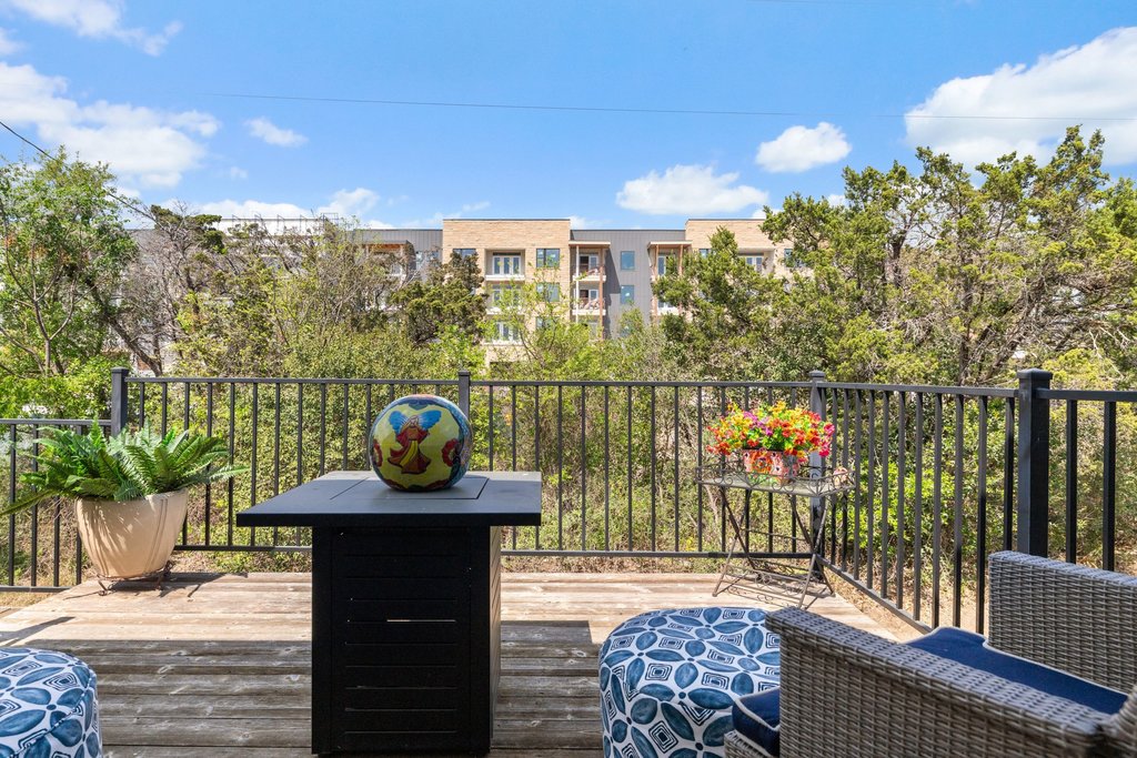 7409 Merrick Lane, Unit 40 Austin, TX 78745 - Photo 29 of 37 a view of a balcony dining area