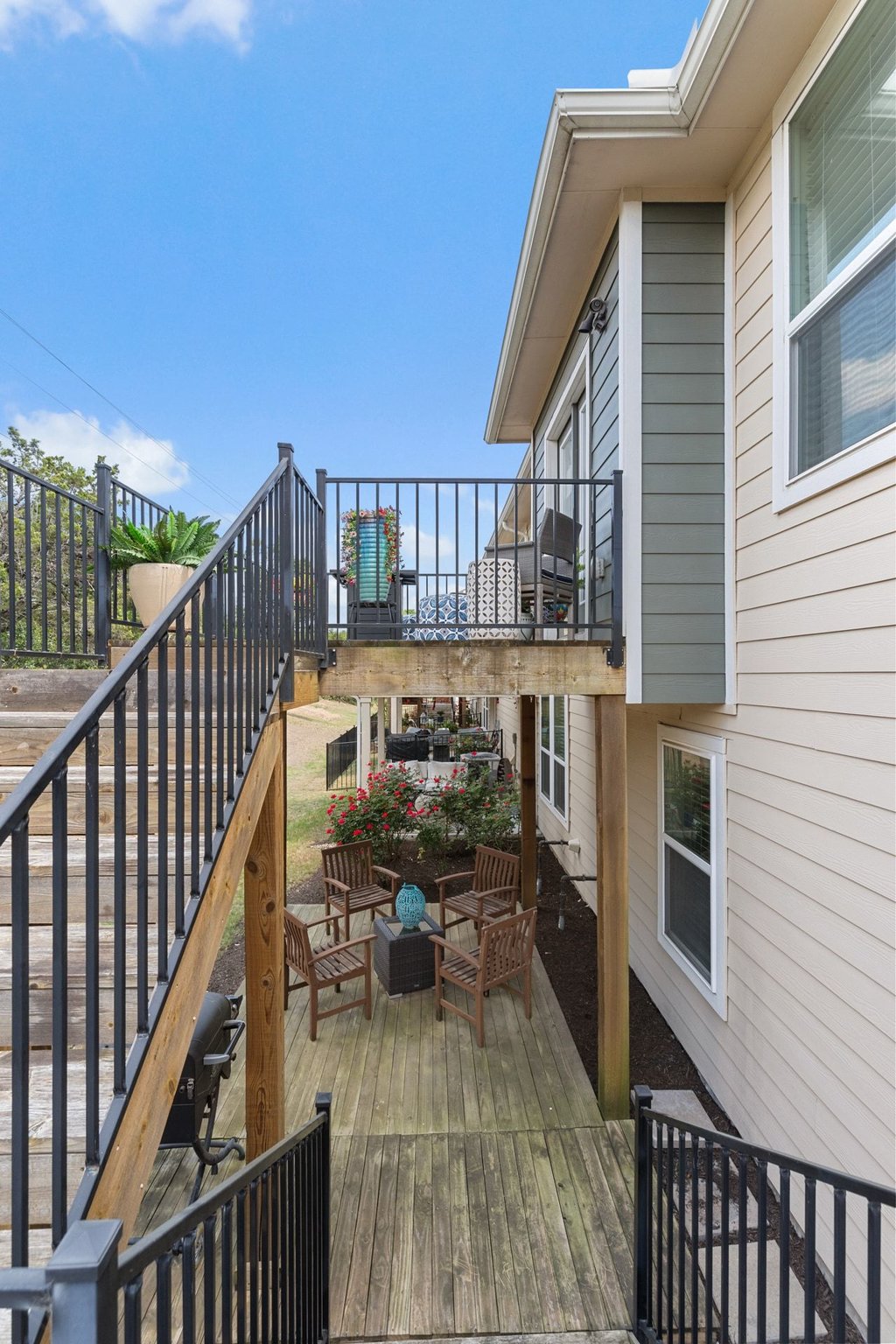 7409 Merrick Lane, Unit 40 Austin, TX 78745 - Photo 35 of 37 a view of a balcony with furniture