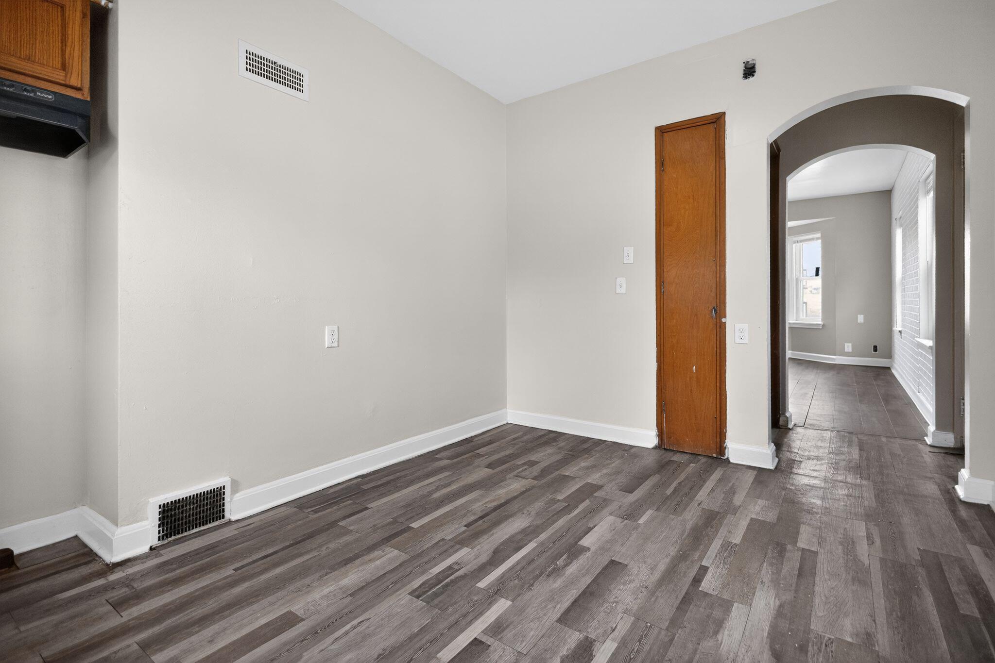 4463 North 36th Street Milwaukee, WI 53209 - Photo 11 of 31 15_4463_N_36th_St_Milwaukee_WI_53209-Liv