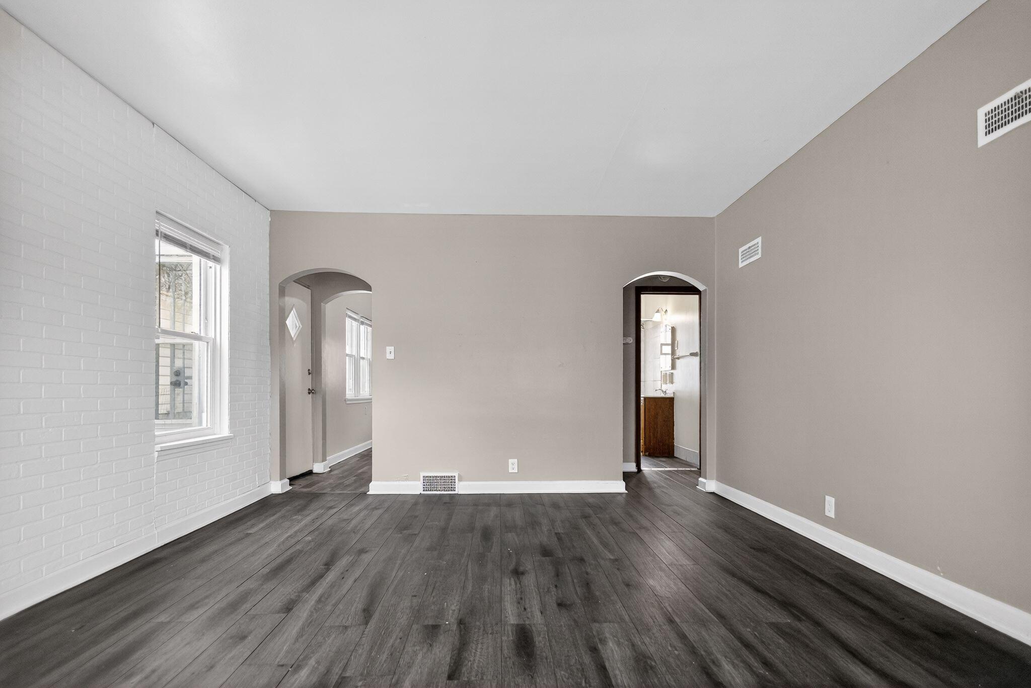 4463 North 36th Street Milwaukee, WI 53209 - Photo 12 of 31 12_4463_N_36th_St_Milwaukee_WI_53209-Liv