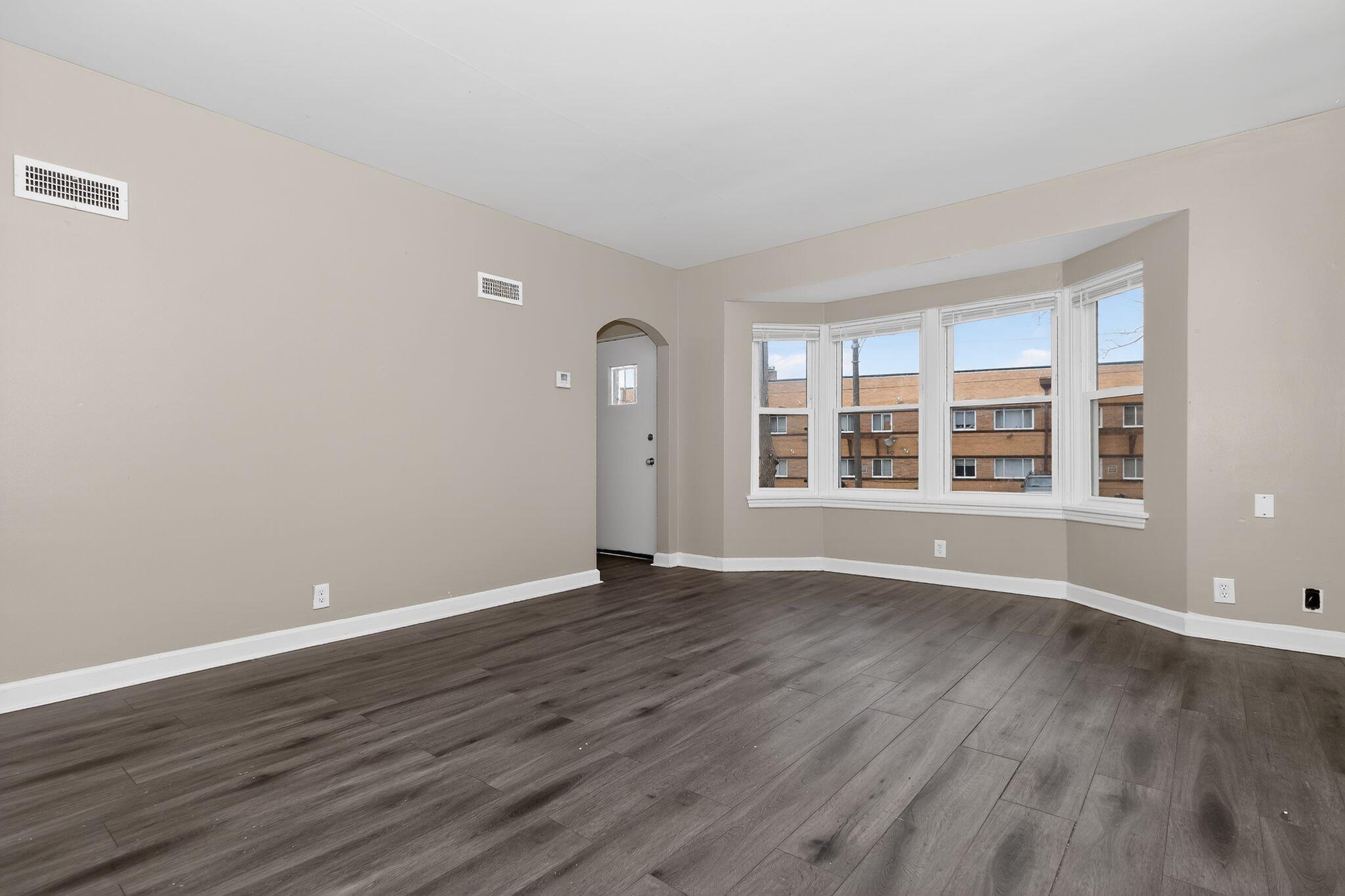 4463 North 36th Street Milwaukee, WI 53209 - Photo 13 of 31 13_4463_N_36th_St_Milwaukee_WI_53209-Liv