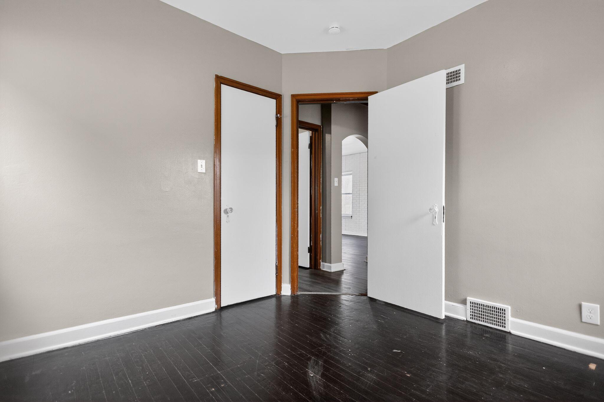 4463 North 36th Street Milwaukee, WI 53209 - Photo 19 of 31 16_4463_N_36th_St_Milwaukee_WI_53209-Liv