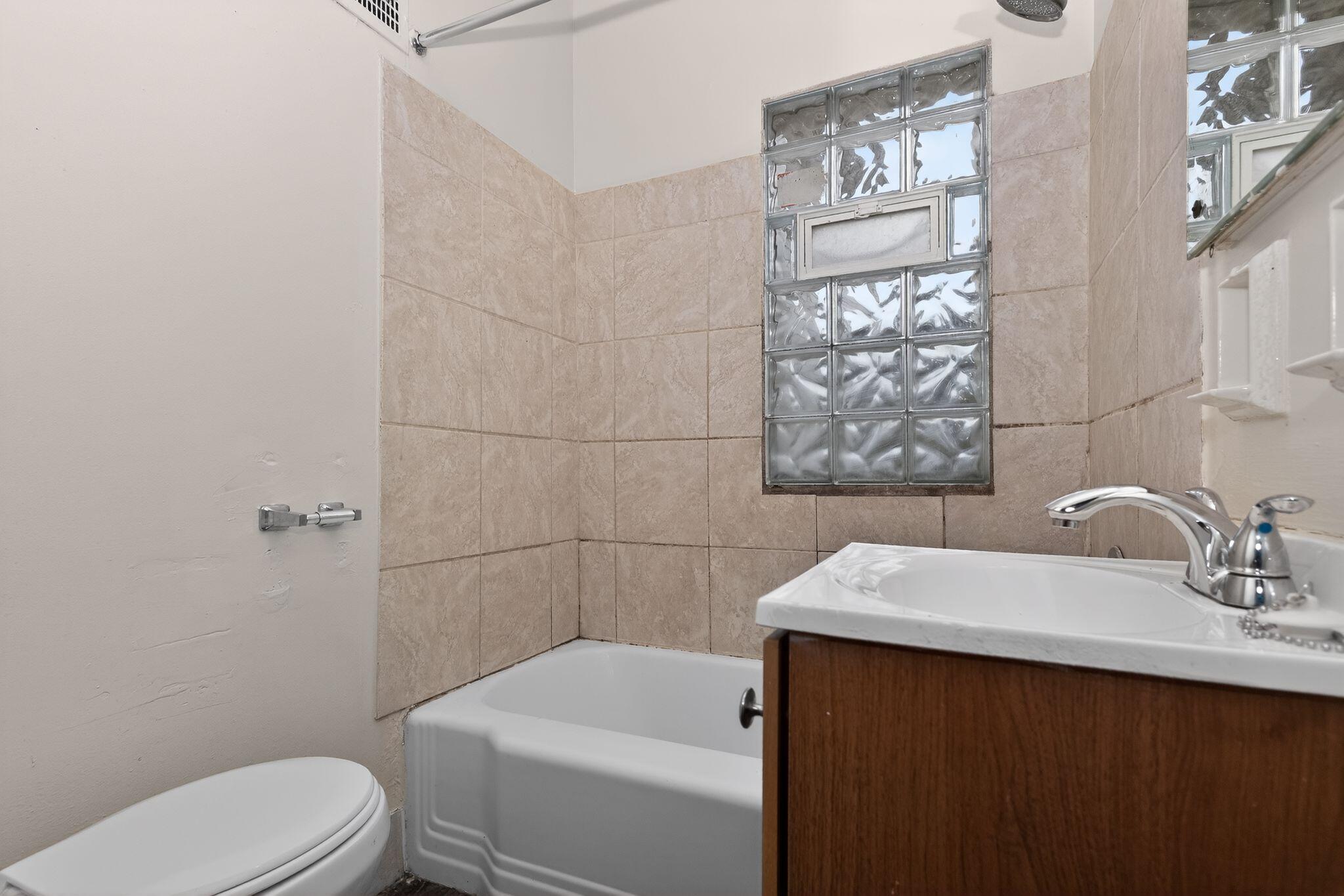4463 North 36th Street Milwaukee, WI 53209 - Photo 23 of 31 23_4463_N_36th_St_Milwaukee_WI_53209-Bat