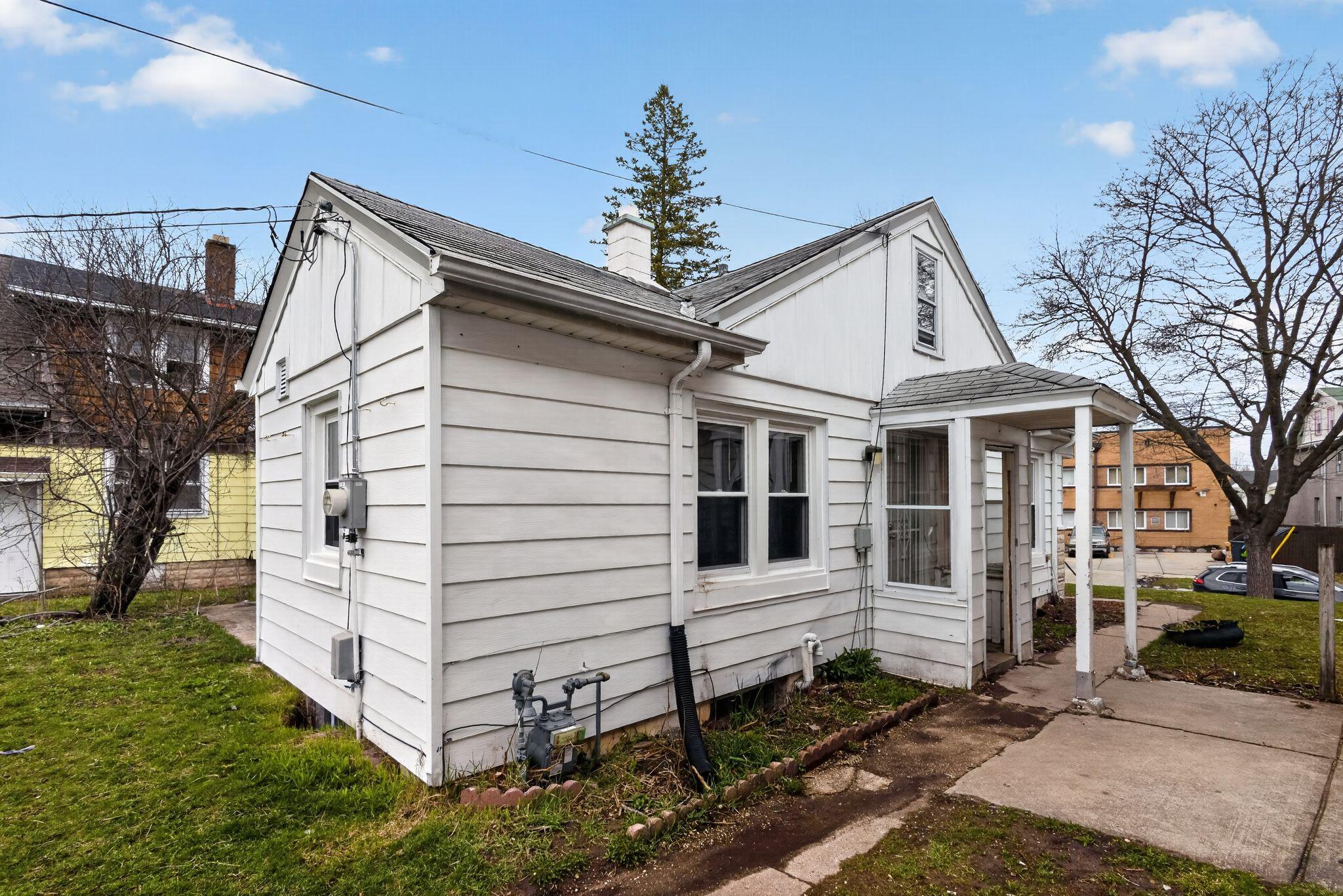 4463 North 36th Street Milwaukee, WI 53209 - Photo 8 of 31 05_4463_N_36th_St_Milwaukee_WI_53209-Ext