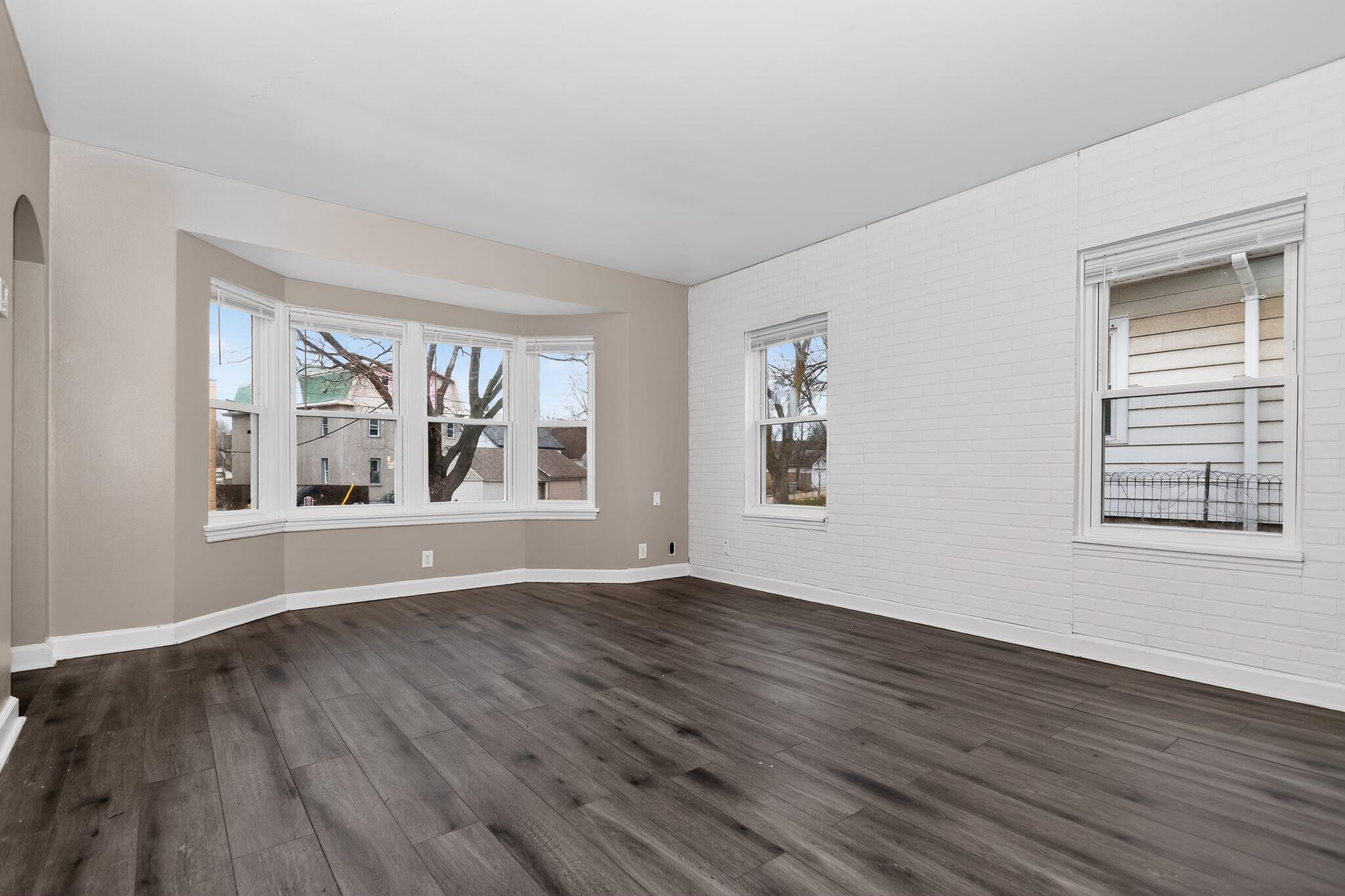 4463 North 36th Street Milwaukee, WI 53209 - Photo 10 of 31 10_4463_N_36th_St_Milwaukee_WI_53209-Liv