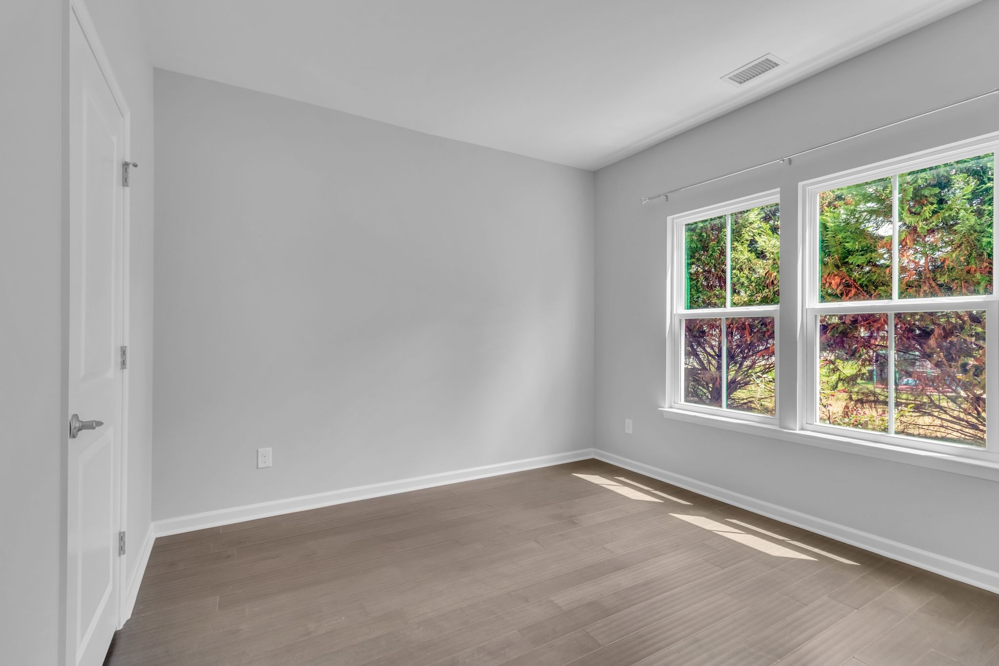 2827 Kellner Drive Murfreesboro, TN 37128 - Photo 9 of 26 an empty room with a window