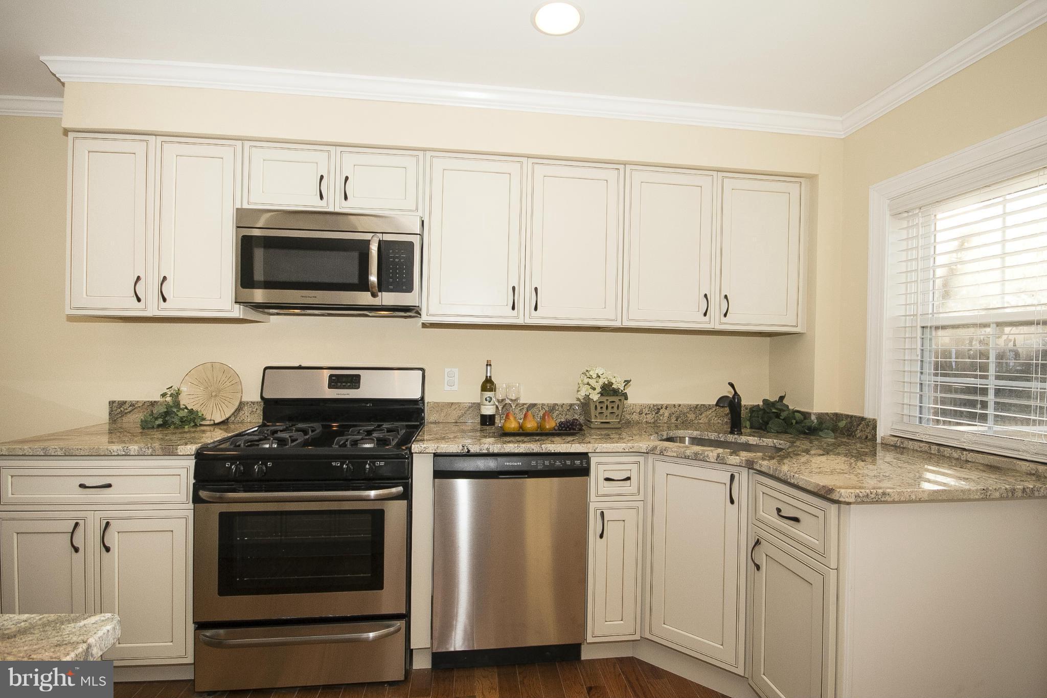201 Blenheim Road Baltimore, MD 21212 - Photo 3 of 30 Shaker Style Cabinets