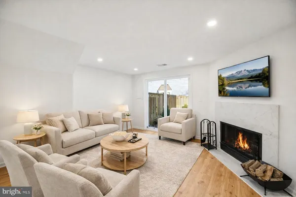 $639,900 | 6347 Chimney Wood Court, Alexandria, VA 22306