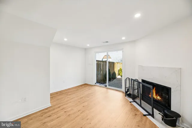 $679,900 | 6347 Chimney Wood Court, Alexandria, VA 22306