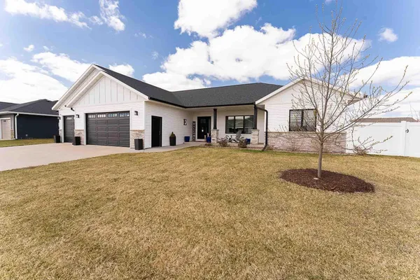 $625,000 | 1230 Crockett Drive, Holmen, WI 54636