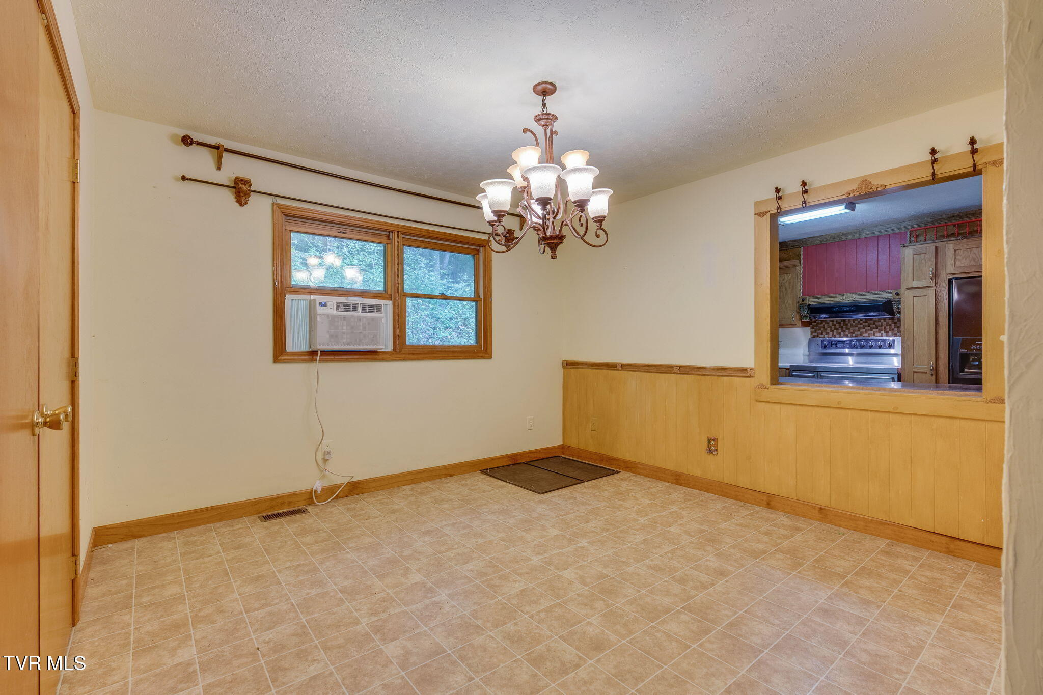 1556 Powder Branch Road Johnson City, TN 37601 - Photo 8 of 35 008