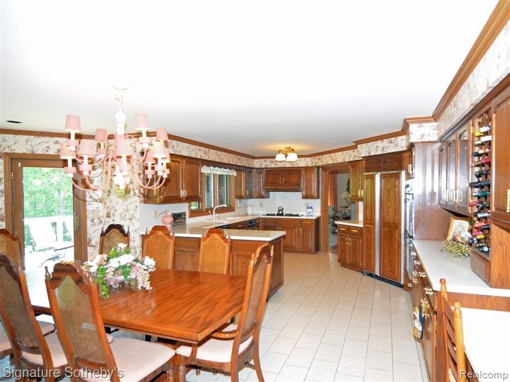 4556 Gallagher Road Rochester, MI 48306 - Photo 11 of 25 4556 Gallagher Kitchen Dinette.j