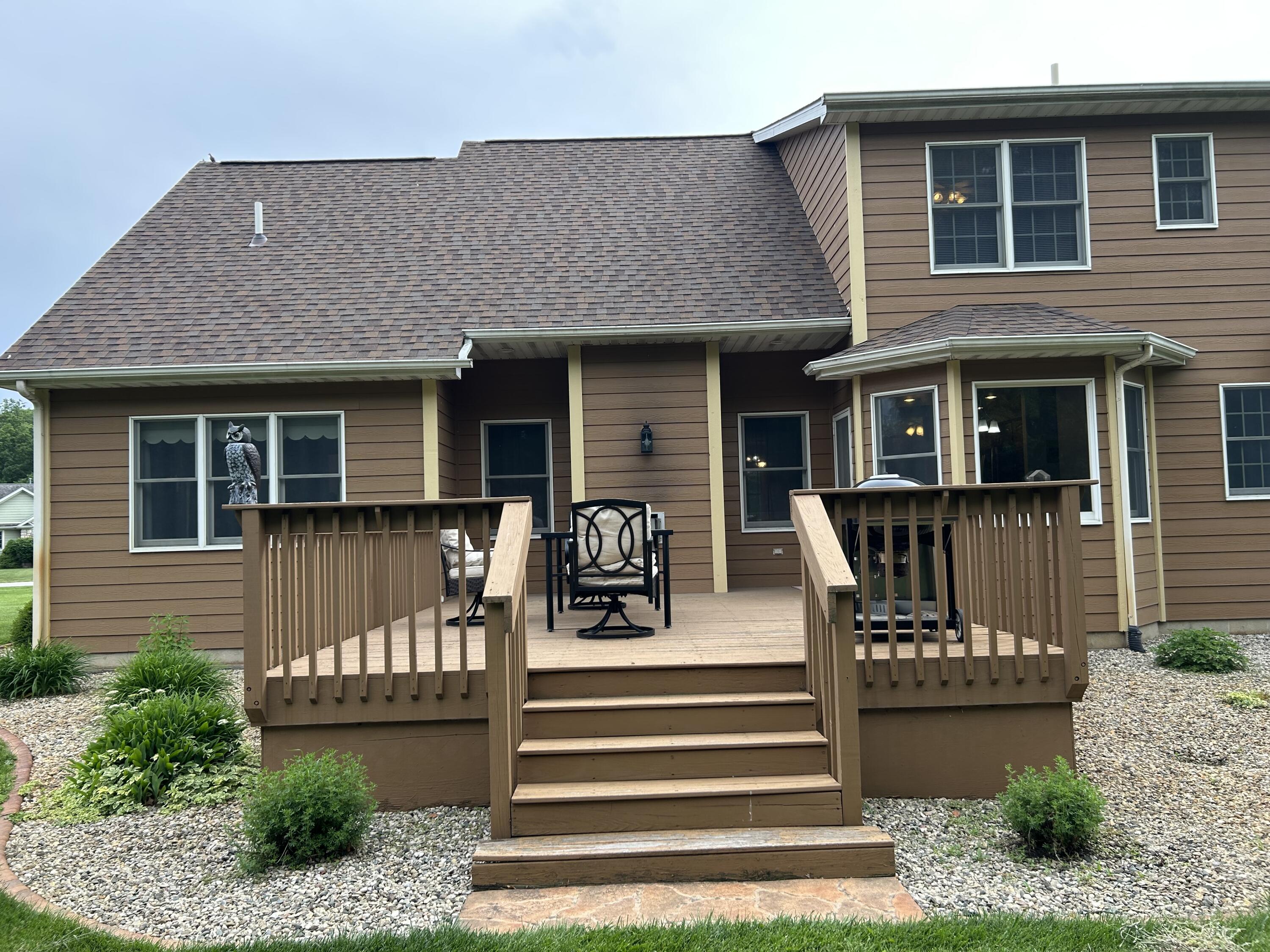 8876 North Lilac Street Demotte, IN 46310 - Photo 5 of 23 a front view of a house with garden