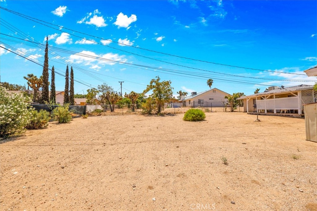 7337 Condalia Avenue Yucca Valley, CA 92284 - Photo 33 of 48 a view of a backyard of the house