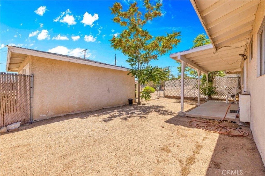 7337 Condalia Avenue Yucca Valley, CA 92284 - Photo 40 of 48 a backyard of a house with table and chairs