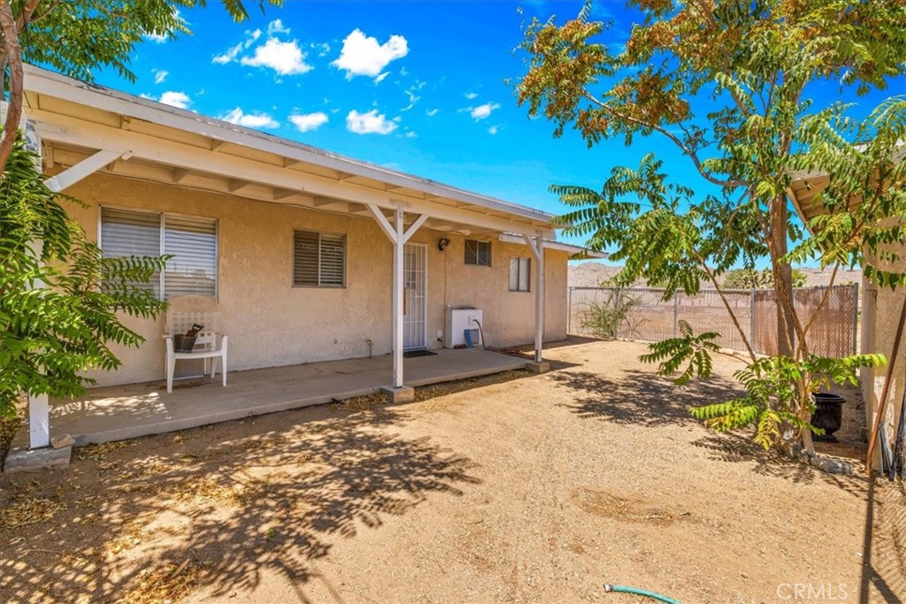 7337 Condalia Avenue Yucca Valley, CA 92284 - Photo 42 of 48 a backyard of a house with table and chairs
