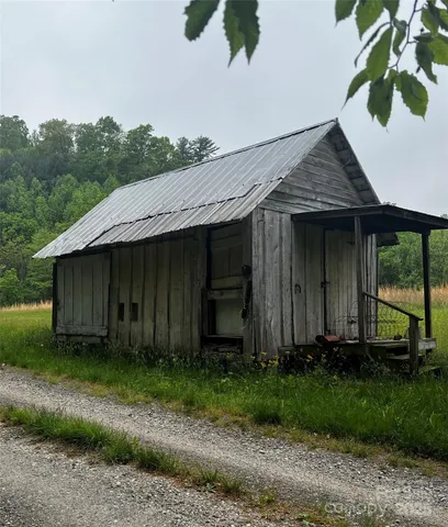 a view of a barn in the middle of a yard
