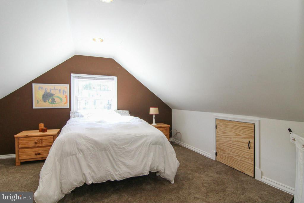 3205 Holloway Road Falls Church, VA 22042 - Photo 17 of 30 a spacious bedroom with a bed and a lamp