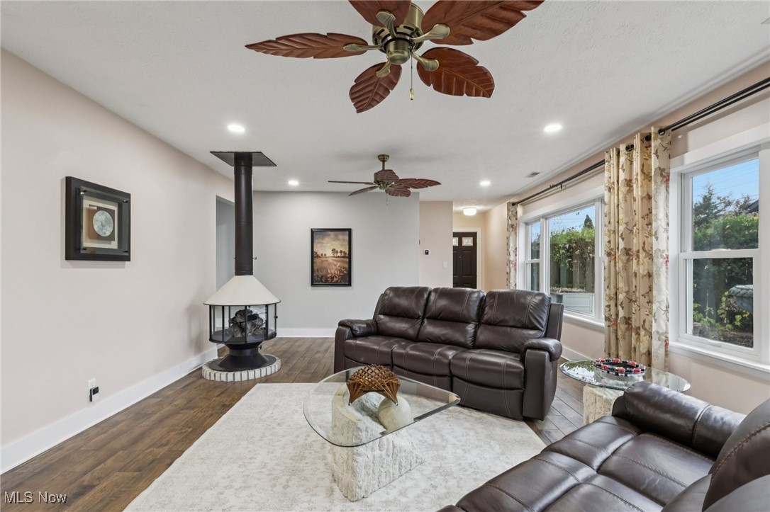 6996 Oakwood Road Parma Heights, OH 44130 - Photo 4 of 32 Living room