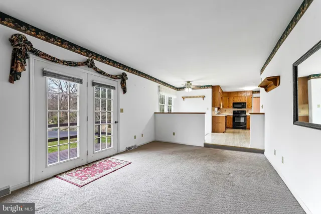 a view of livingroom with furniture