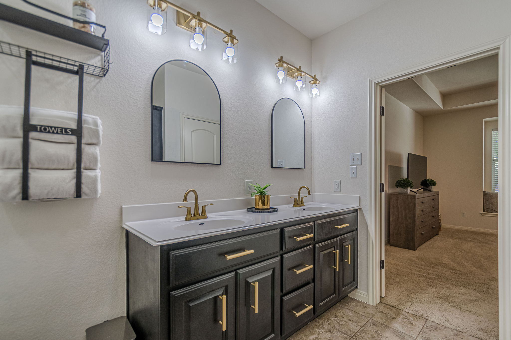 1031 Powell Kyle, TX 78640 - Photo 20 of 40 Full bath with double vanity