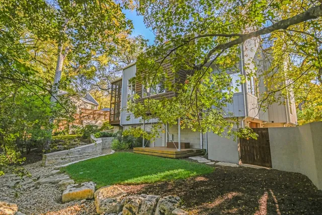 a view of a back yard