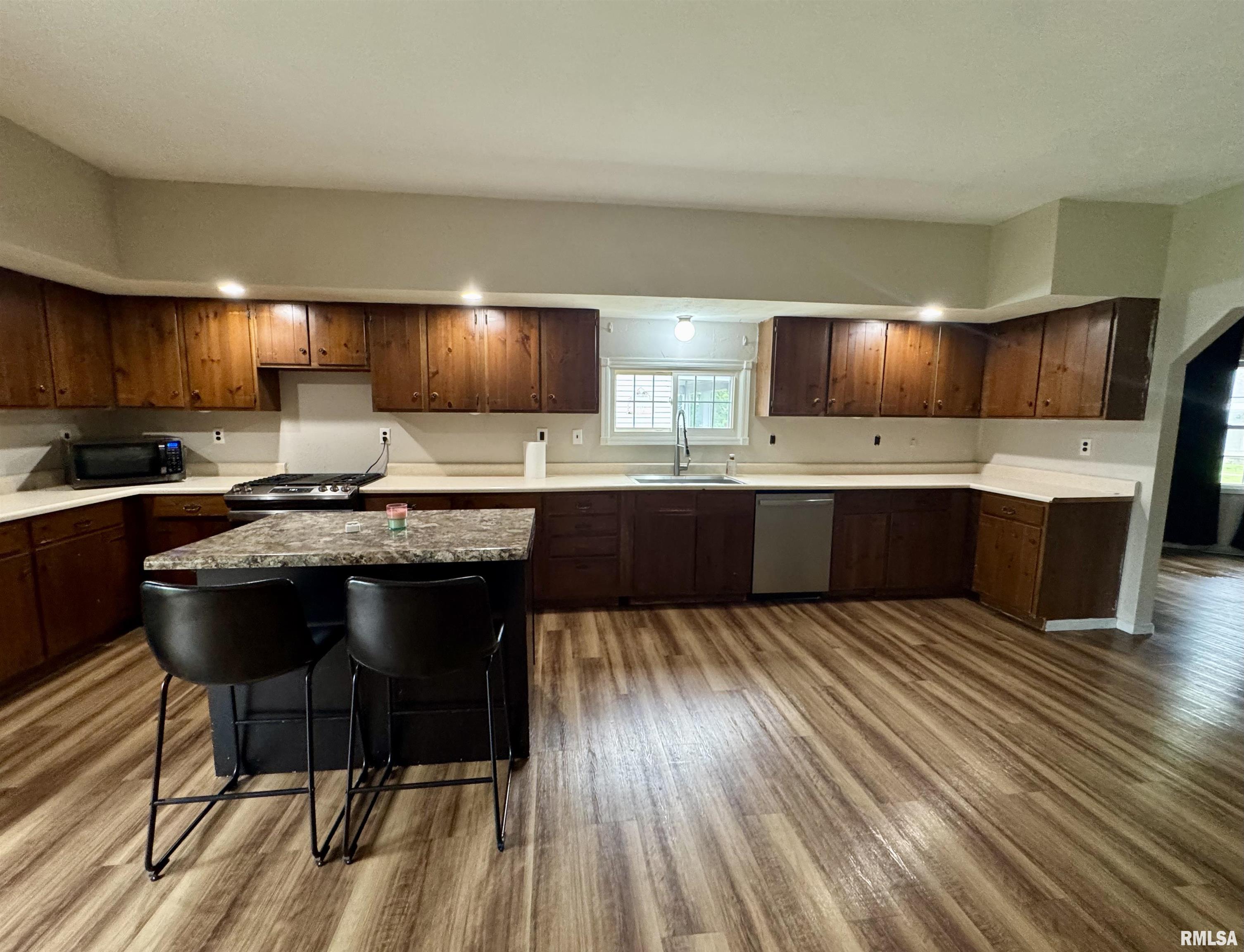 388 West Maple Street Canton, IL 61520 - Photo 6 of 38