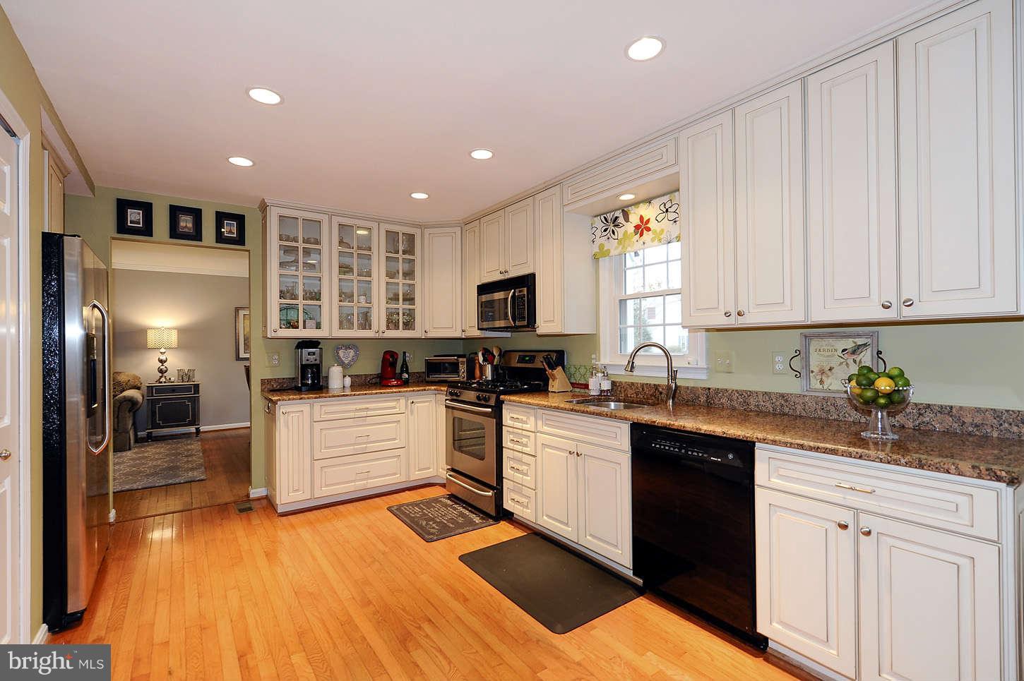 11671 Post Mills Lane Reston, VA 20194 - Photo 8 of 27 Kitchen