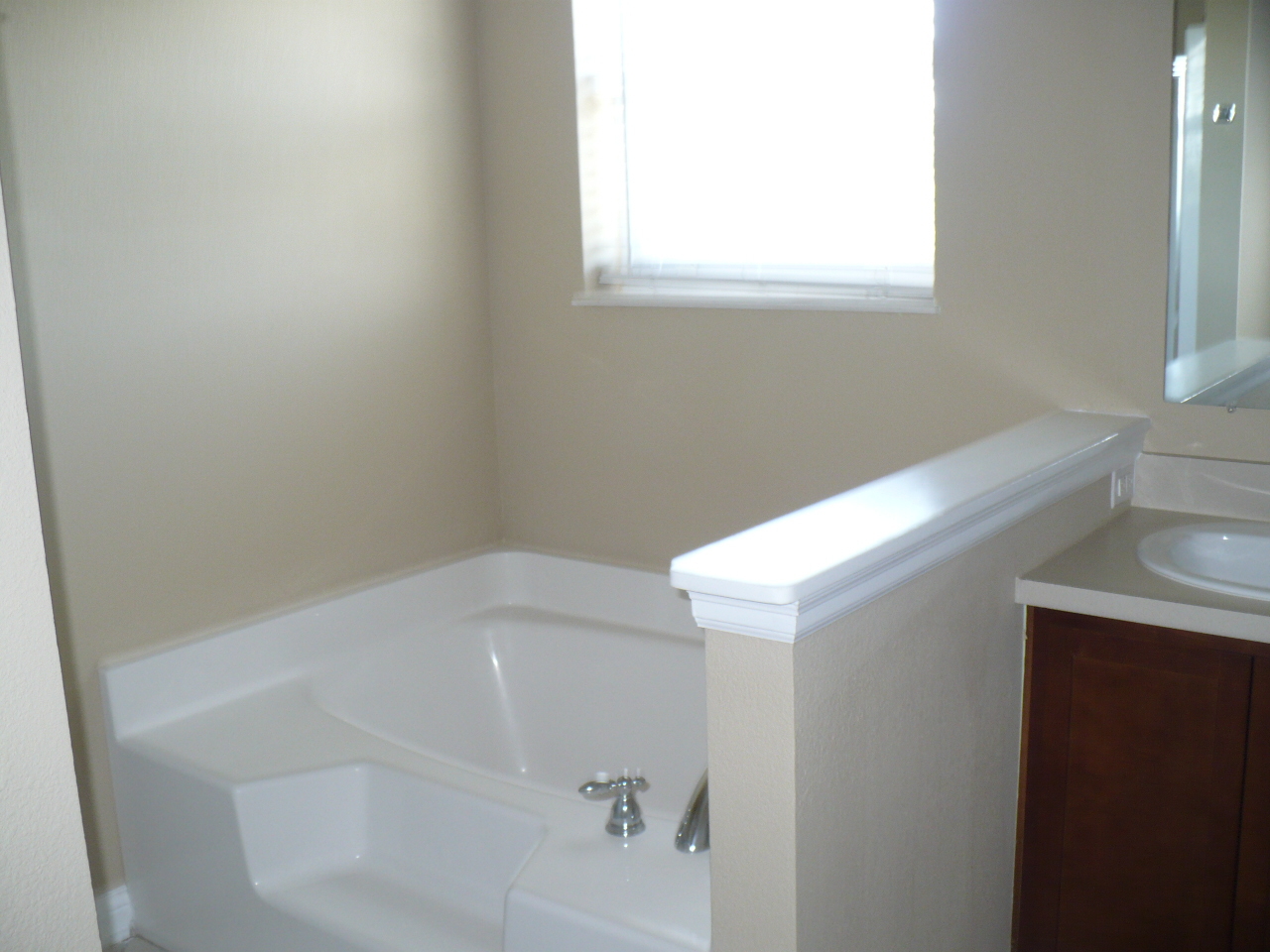 843 Largo Road Key Largo, FL 33037 - Photo 14 of 28 Master bath tub