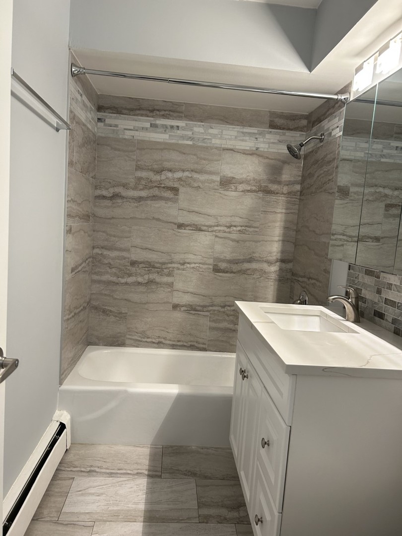 10440 Ridgeland Avenue, Unit 5 Chicago Ridge, IL 60415 - Photo 19 of 22 a bathroom with a sink and a bathtub