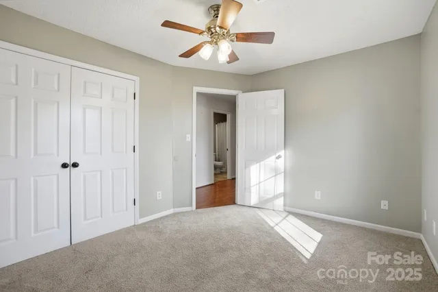 a view of empty room with a ceiling fan