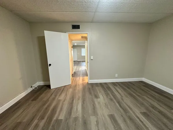 $1,400 | 500 Village Green Circle West, Unit 205, Palm Springs, FL 33461