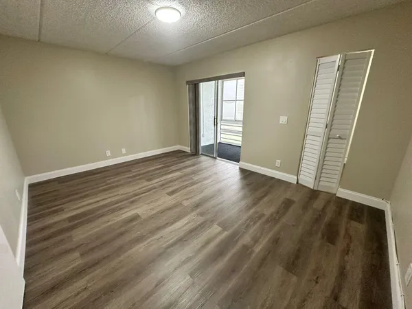 $1,400 | 500 Village Green Circle West, Unit 205, Palm Springs, FL 33461