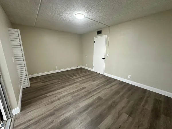 $1,400 | 500 Village Green Circle West, Unit 205, Palm Springs, FL 33461