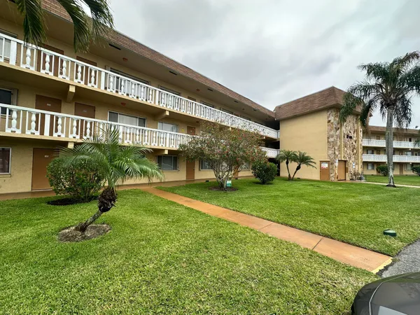 $1,400 | 500 Village Green Circle West, Unit 205, Palm Springs, FL 33461