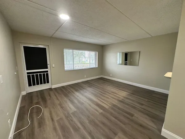 $1,400 | 500 Village Green Circle West, Unit 205, Palm Springs, FL 33461