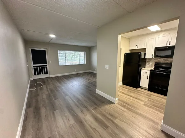 $1,400 | 500 Village Green Circle West, Unit 205, Palm Springs, FL 33461