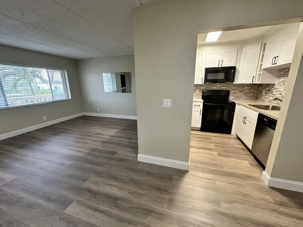 $1,400 | 500 Village Green Circle West, Unit 205, Palm Springs, FL 33461