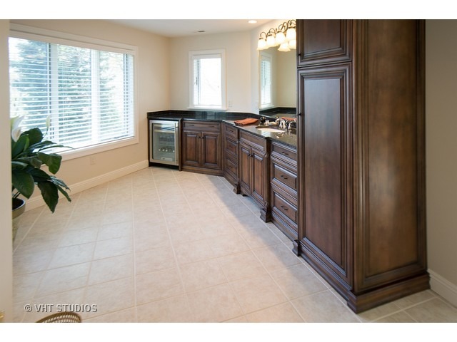 15661 West Peotone Road Wilmington, IL 60481 - Photo 8 of 21 a kitchen with granite countertop a refrigerator and stove