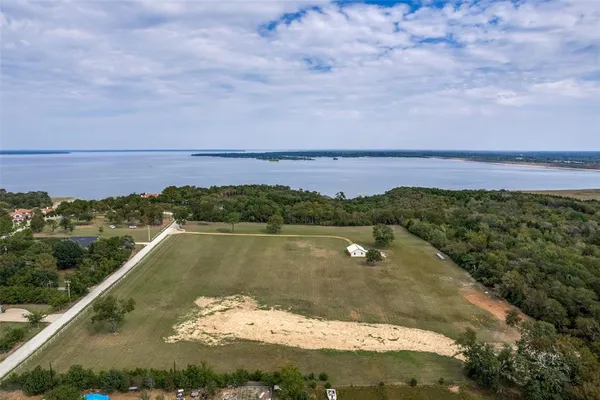 $950,000 | 279 Lakeview Drive, Denison, TX 75020
