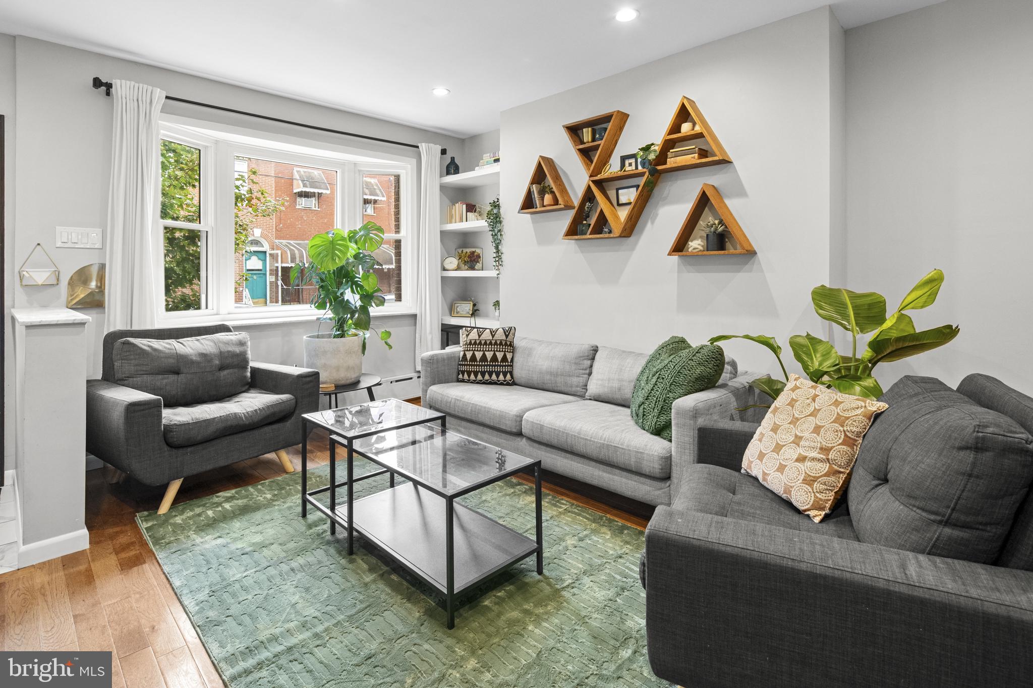 809 Moore Street Philadelphia, PA 19148 - Photo 2 of 21 Living room