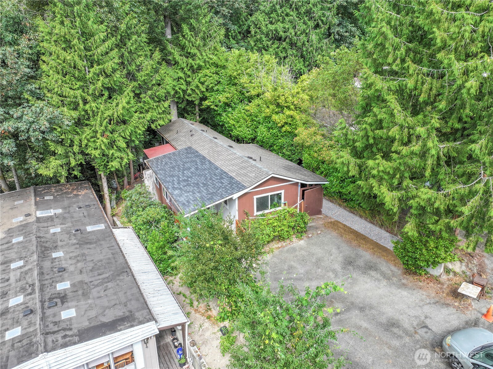 a view of a back yard