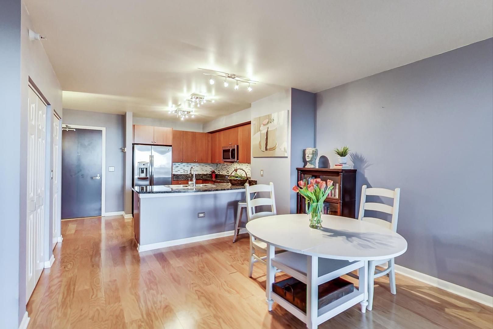 807 Davis Street, Unit 710 Evanston, IL 60201 - Photo 4 of 24