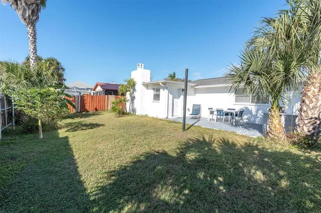 a view of a backyard