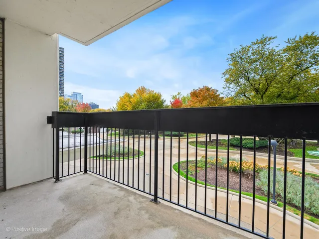 $399,900 | 1455 North Sandburg Terrace, Unit 209B, Chicago, IL 60610