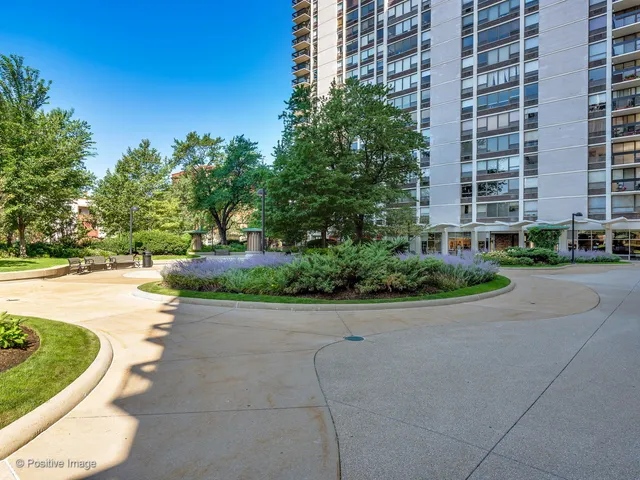 $399,900 | 1455 North Sandburg Terrace, Unit 209B, Chicago, IL 60610