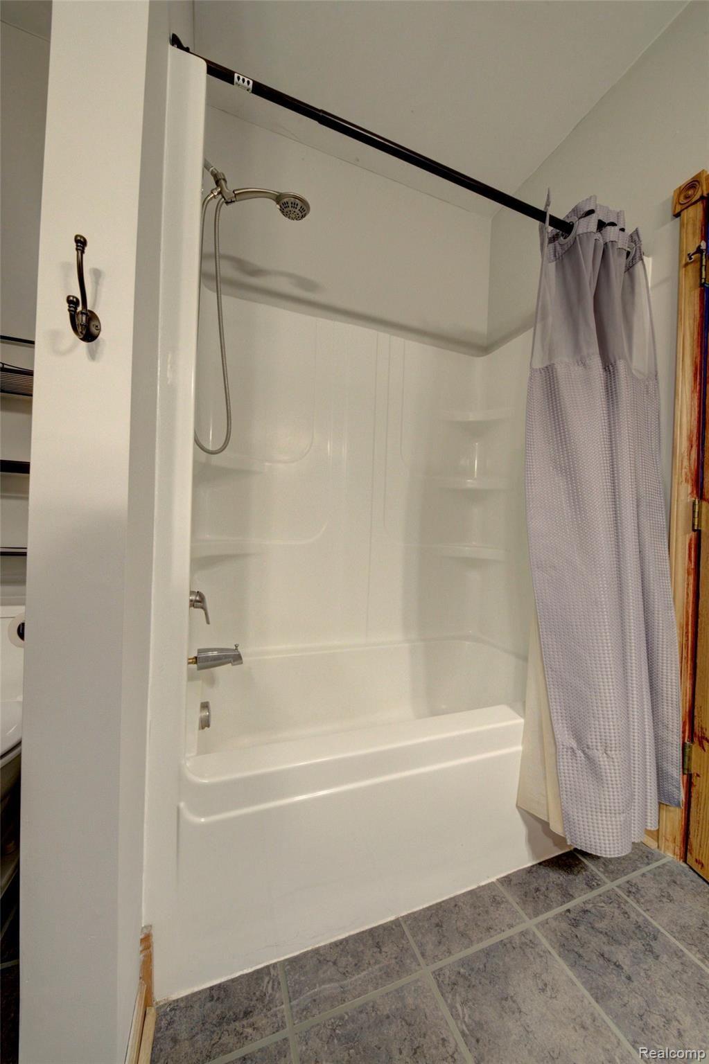 1888 North Briggsville Road Fowlerville, MI 48836 - Photo 35 of 44 Main bathtub.jpg