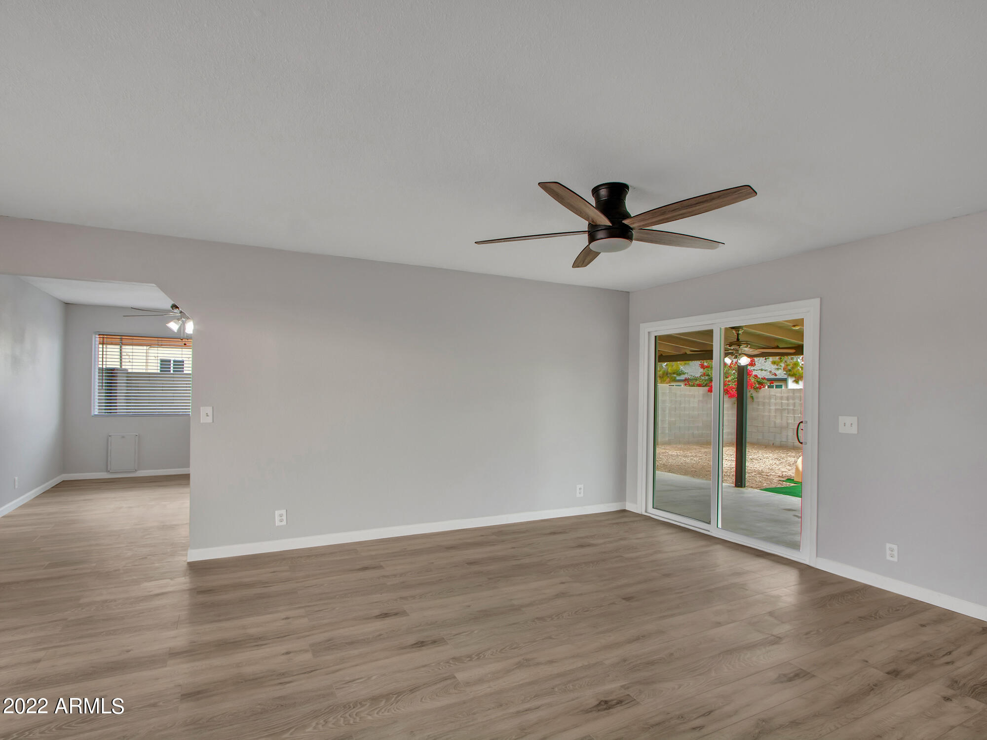 7300 West Hatcher Road Peoria, AZ 85345 - Photo 15 of 36 Living Room