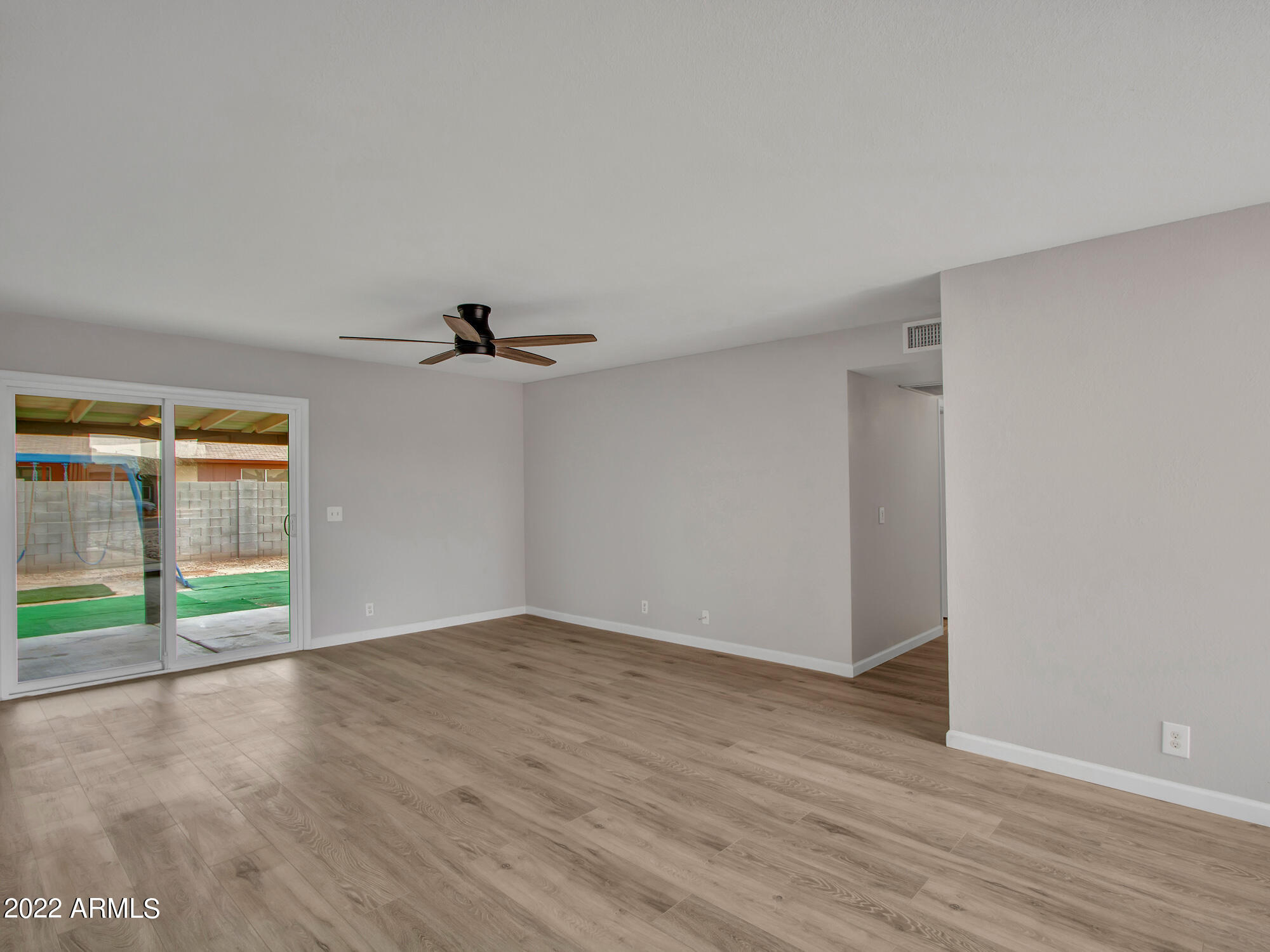 7300 West Hatcher Road Peoria, AZ 85345 - Photo 16 of 36 Living Room